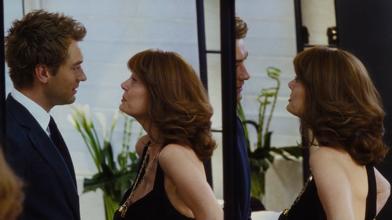 Алфи (Alfie) Лиз — Ваш муж намного старше вас?
— Он не мой муж.
— Но он носит обручальное кольцо.
— Я же не говорю, что он вообще не муж. Чей-нибудь.