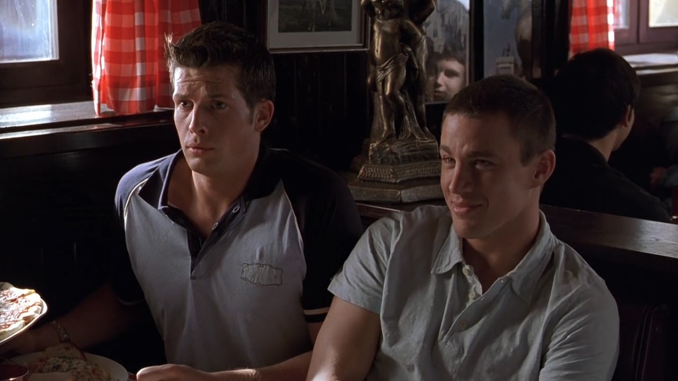 — Привет, красавица!
— Что? Ты ко мне клеишься?!
— Да я... Нуу... Эмм...
— Позволь избавить тебя от мозговых усилий! Девушки с такими задницами, не говорят с парнями с такими лицами, как твоё!