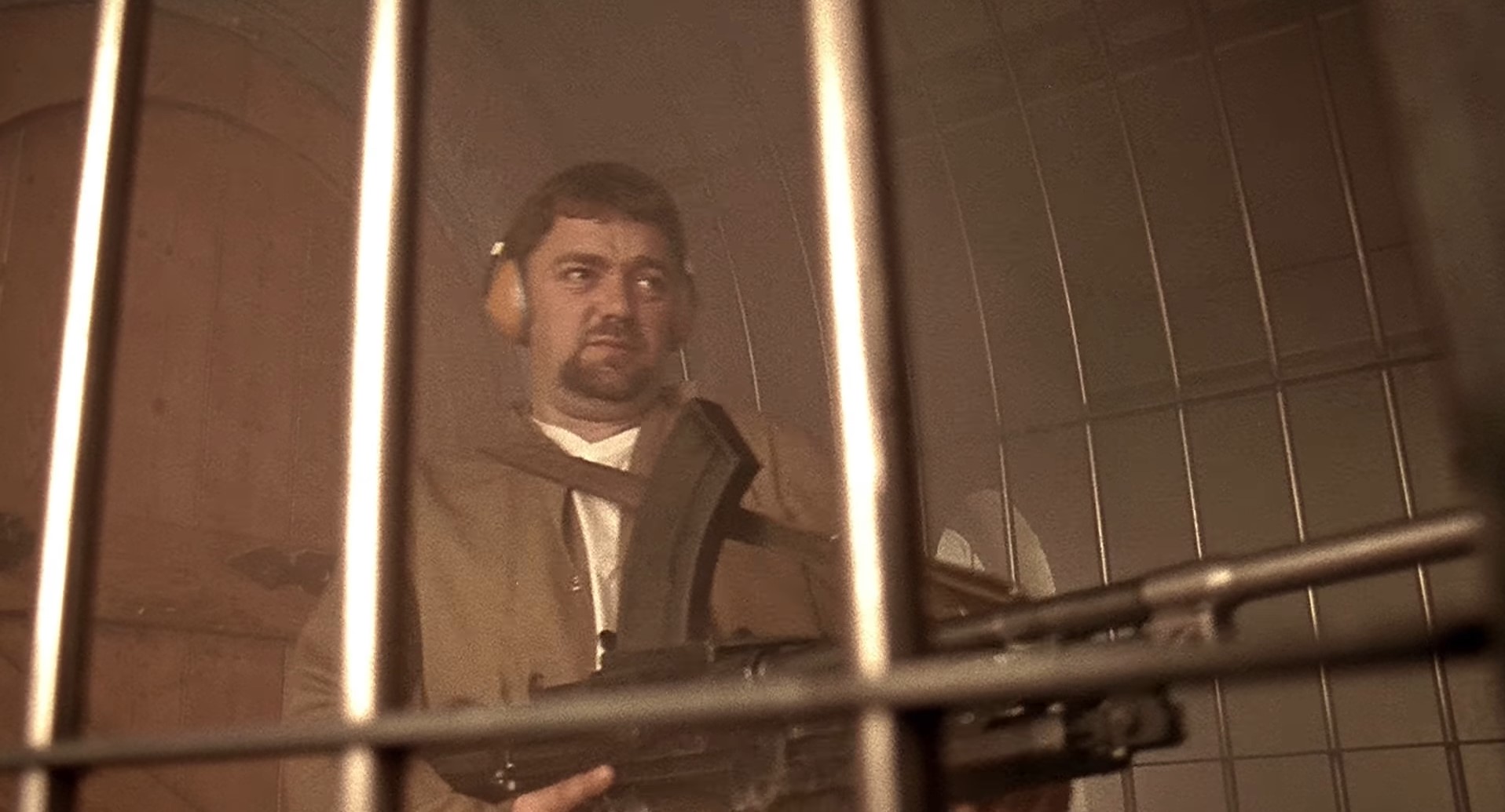 Дог (главарь банды) Планк (член банды) — Что, блин, за шум?
— Это мой пулемет.