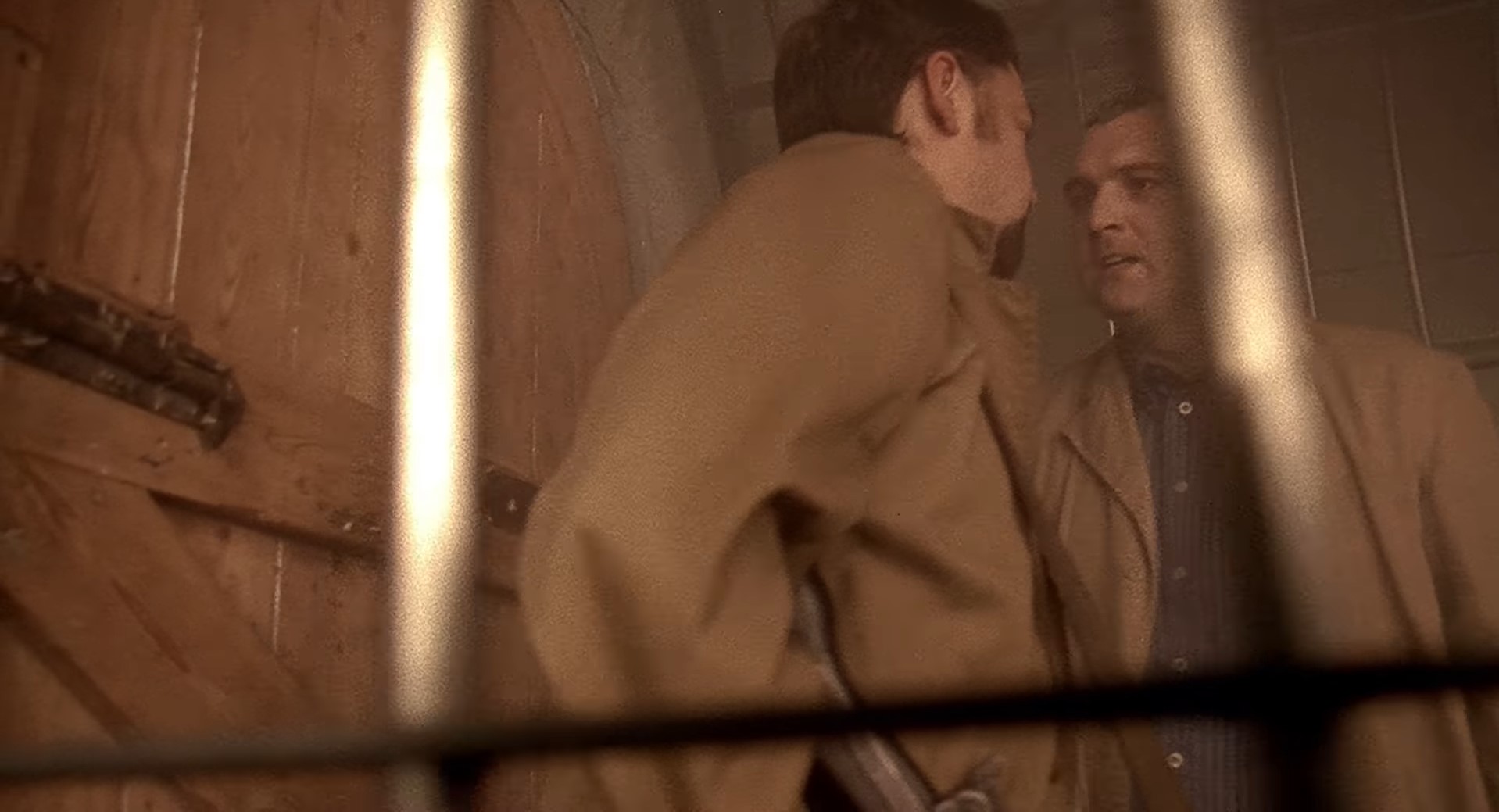 Дог (главарь банды) Планк (член банды) — Что, блин, за шум?
— Это мой пулемет.