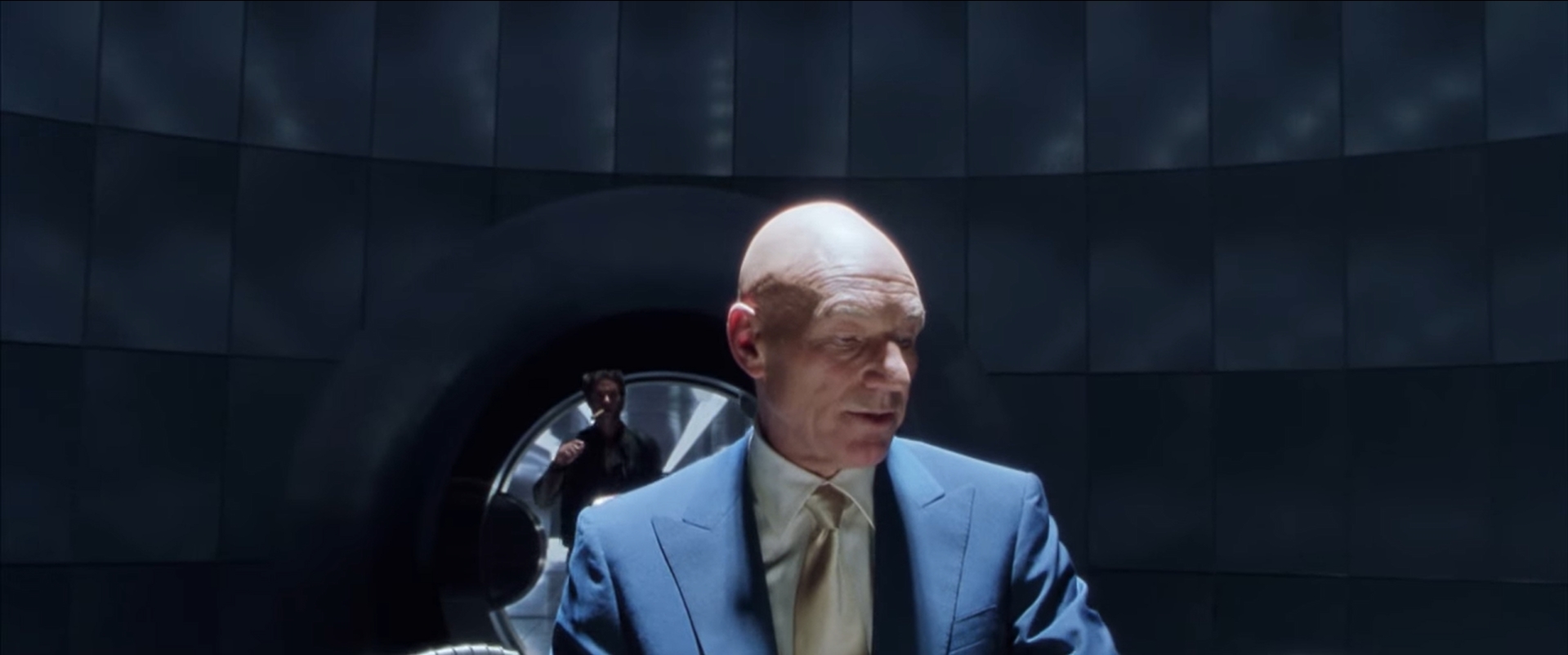 — Логан, хоть я и терплю твоё курение в доме, будешь курить здесь — и всю оставшуюся жизнь будешь считать себя шестилетней девочкой.
— Ты можешь это сделать?
— Джин будет заплетать тебе косички. С возвращением.