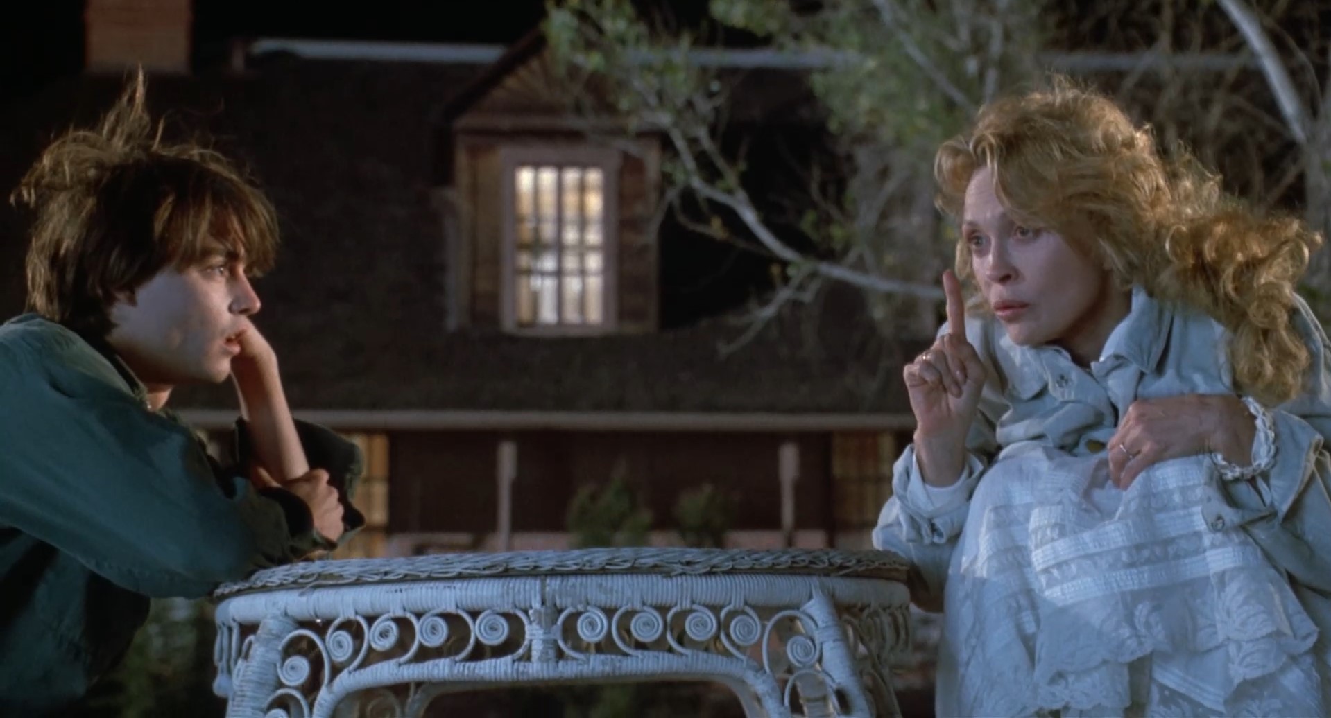 Я всегда знала, что умею летать, но никому не говорила. Потому что если кто-то узнает, из-за этого можно упасть.