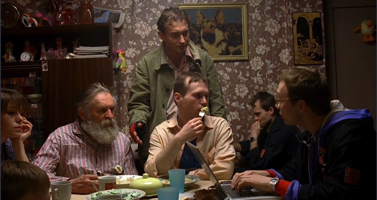 — А это кто?
— Хозяева...
— Толь, ты озверел совсем?
— А нечего во время еды телевизор смотреть, зрение портить...