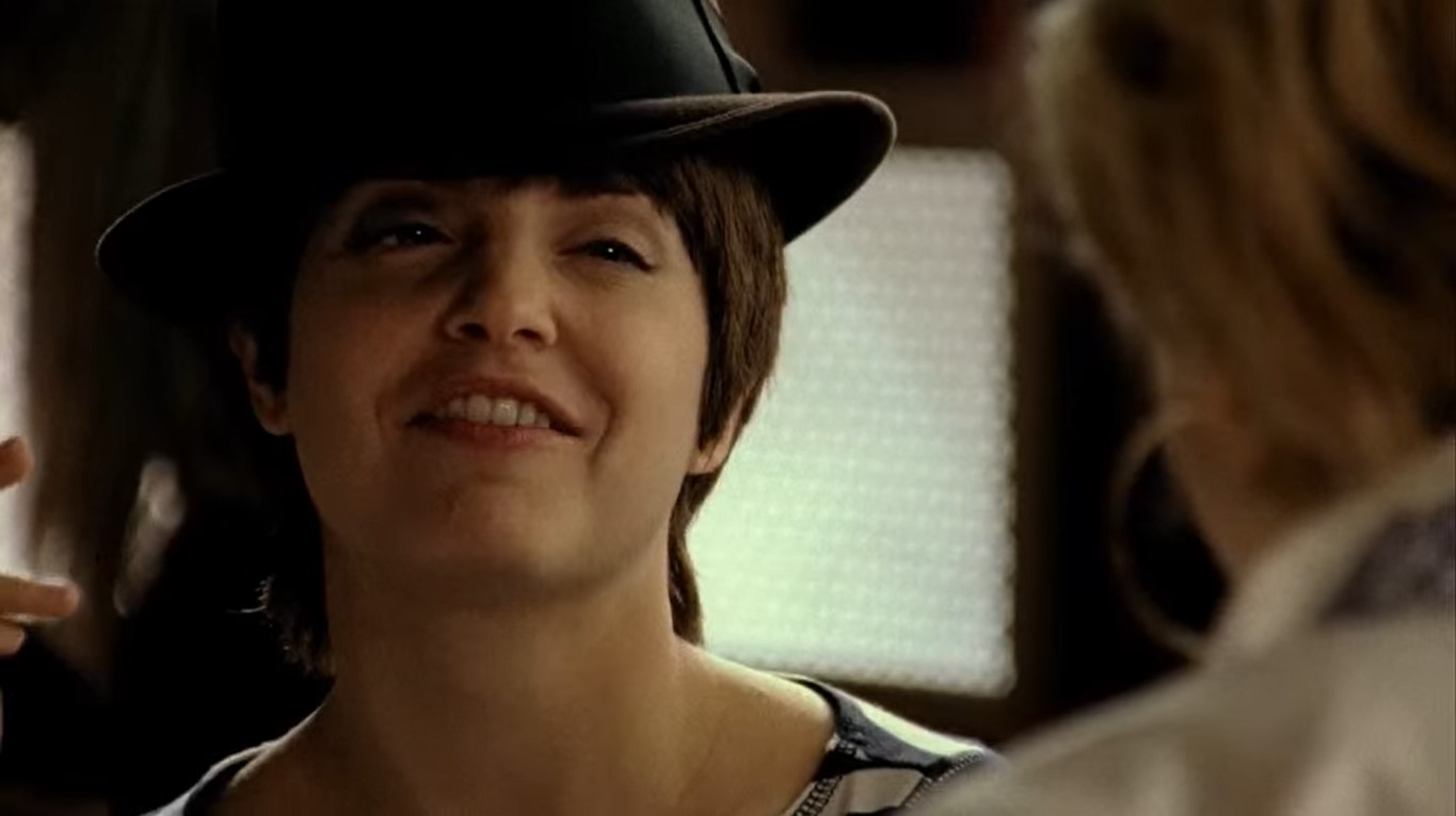 — Ты такая классная, почему мы так мало общаемся?
— Это из-за губ.
— Из-за губ?
— Да, моим не в пору целовать зад Энди Уорхола.