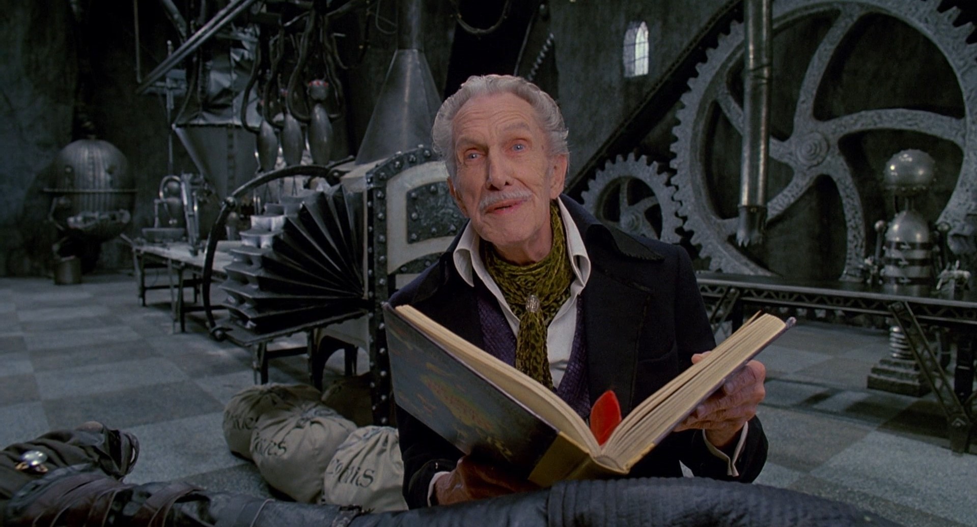 Сшил костюм себе старик
Из бумаги папиросной.
И на едкие вопросы отвечал -
По швам трещит, но смотрите, как сидит.
====================================
На утёсе жил старик и носил всегда он креп.
На вопрос: «А что за дыры?»
Говорил он: «Тут и там, но они ведь так красивы!»