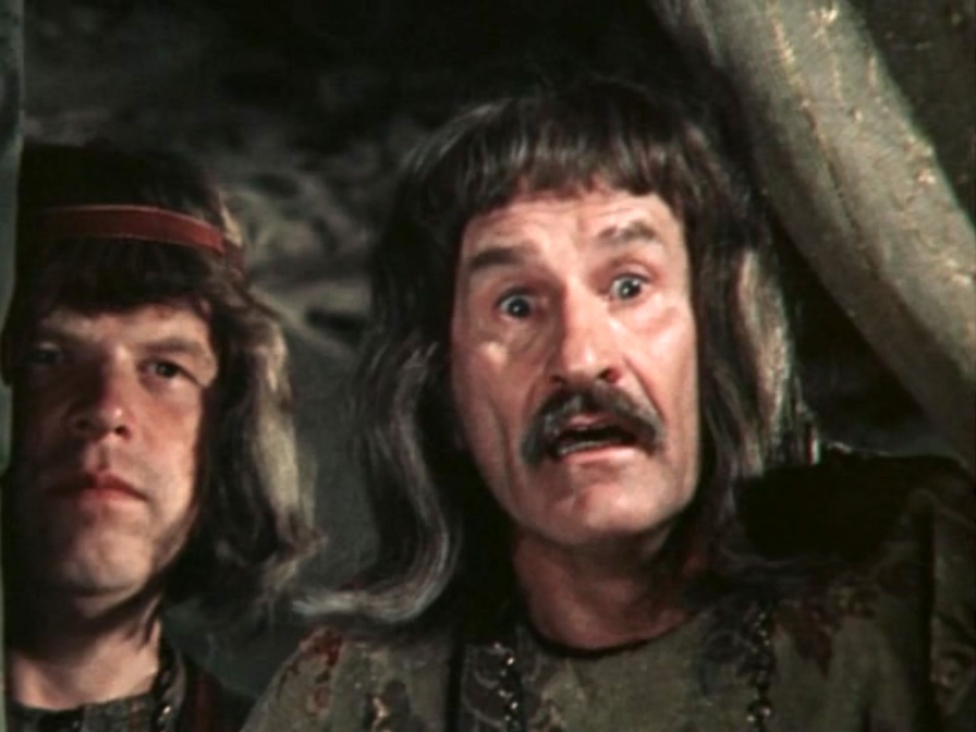 А бабушка! Вы лучше у неё бы поучились искусству плетения интриг. Как она вязала! До сих пор никто развязать не может.