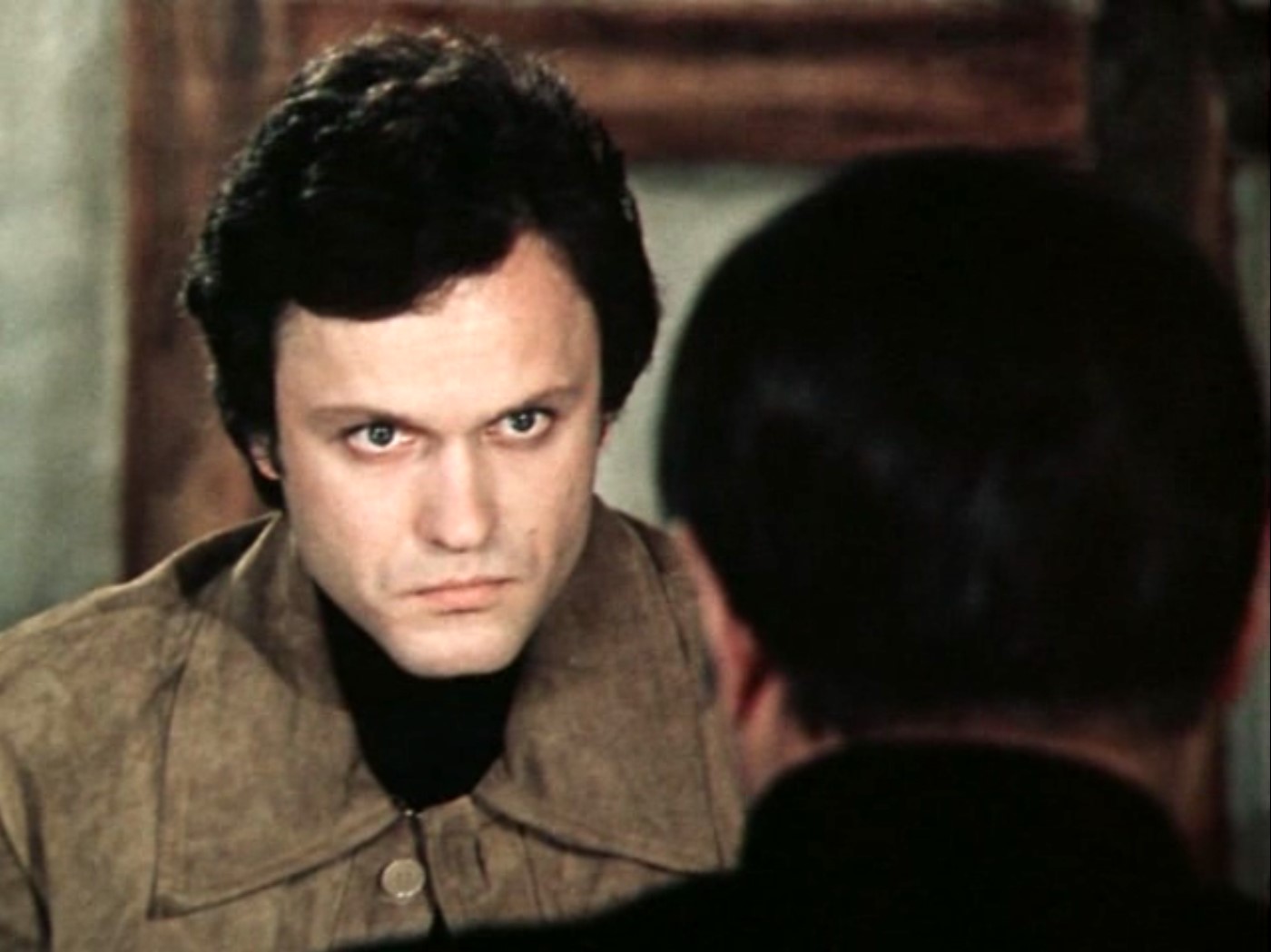 — Насколько вы знакомы с проблемами внешнего порядка в пределах мироздания?
— Вы имеете ввиду теорию относительности Эйнштейна?... Я, признаться, не силен в ней…
— Сейчас я попробую изложить вам более популярно: представим себе Вселенную шести измерений. Ну, первые четыре проходят в школе – это длина, высота, ширина и фактор времени. С двумя остальными несколько посложнее. Это сфера материального воздействия и сфера воображения. Отсюда шестимерность пространства, а не четырехмерность, как ошибочно утверждал этот ваш… ну, этот ваш…
— Эйнштейн?
— Да, Эйнштейн. Понимаете?
— Признаться, не очень. Я художник и привык мыслить образами, а не измерениями галактик.
— Художник… художник… Хорошо. Перейдем на образное мышление. Вас устраивает формула, что всё, что созданное нашим воображением должно где-то существовать во Вселенной?