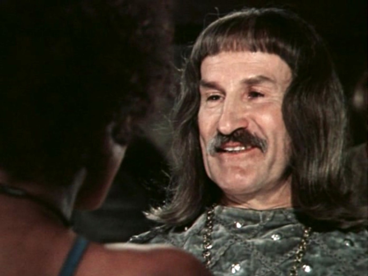 — Мы бы с удовольствием приударили за вами! Жаль, что вы привидение.
— Кто привидение? Это я привидение?! Я честная женщина и порядочная вдова! Даже дважды вдова! Тоже мне король выискался… с того света!
— Это я с того света?
— Да!
— Я живу на этом свете, а вы, прекрасная леди, явились сюда в Перадор с того света!
— Это вы с того света! А я с этого света!
— А… я… с какого света?..
— Не знаю.