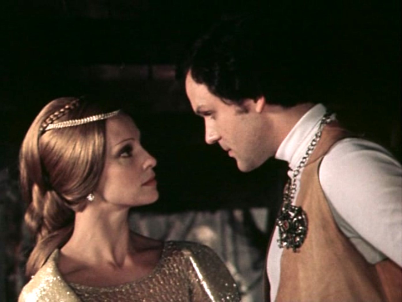 — Моя жизнь без Мелисенты ничего не стоит.
— А я? Я не могу заменить Мелисенту? Посмотрите на меня внимательно. Я нравлюсь всем... Рыцарям.
— Видите ли, мне никогда не нравилось то, что нравится всем... Рыцарям.