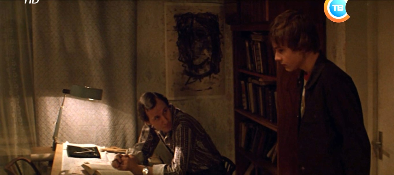 — С радости или с горя?
— Какая разница?
— С горя чаще спиваются.
— Шутишь...
— Нет.
— Ты же не знаешь!
— Догадываюсь.
— И что же мне делать?
— Страдать.
— А я не умею.
— А что же ты тогда умеешь?