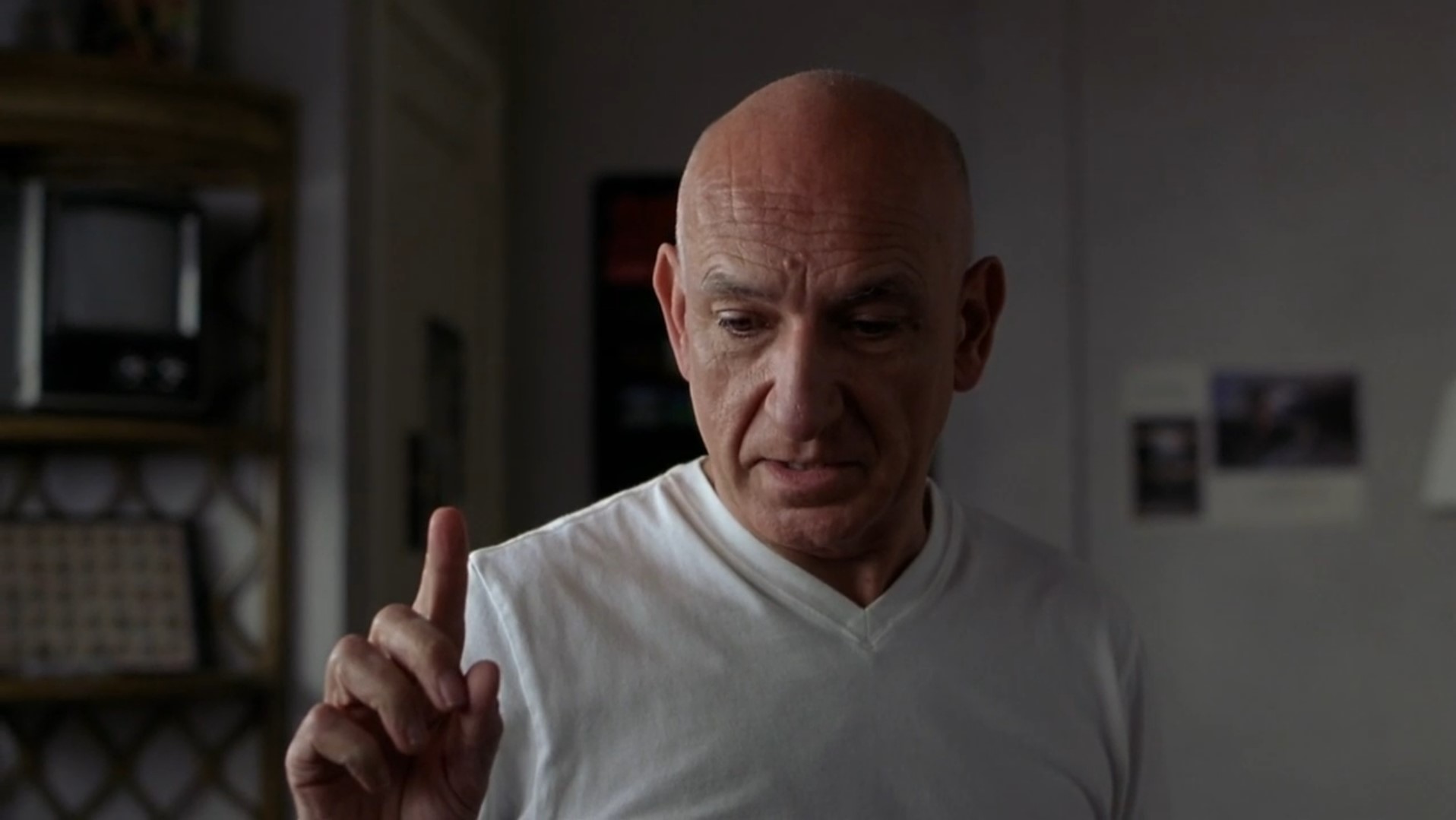 Эсмаил Бехрани полковник Масуд Амир Бехрани — Мне жалко эту девушку.
— У неё забрали дом, потому что она не платила налоги. Это случается, когда забываешь про свои обязанности. Американцы не заслуживают того, что имеют. Они ведут себя как дети, которые хотят, чтоб в их жизни были только радости, удовольствия, сплошные развлечения.