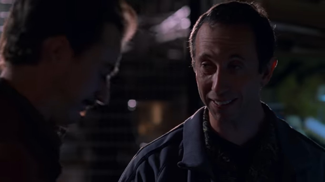 Стив Фразелли Евген — Вы, американцы, любите героев. Чествуете Колумба, а он заблудился, истребил кучу несчастных аборигенов. А всё это ради чего?
— Я весь — внимание.
— Золота!